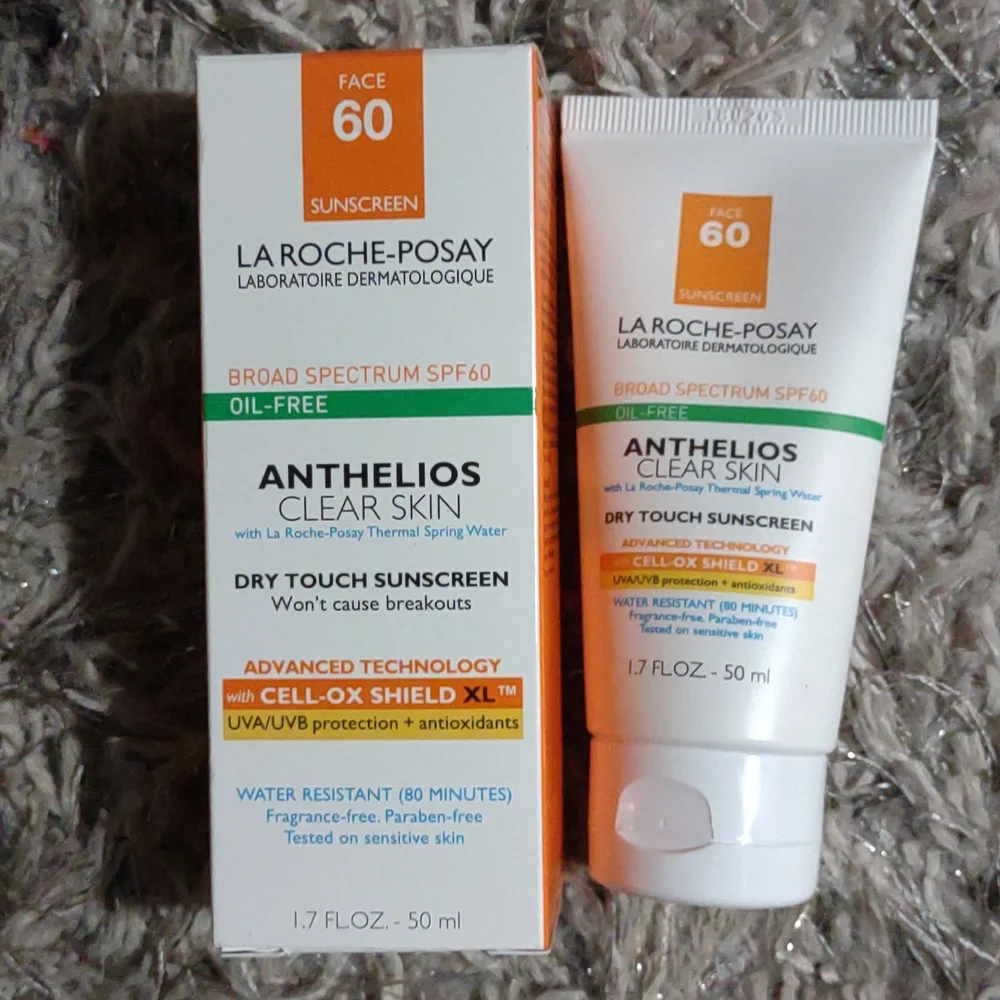 La Roche-Posay Anthelios Clear Skin Dry Touch Sunscreen FACE SPF 60 - Picture 2 of 3